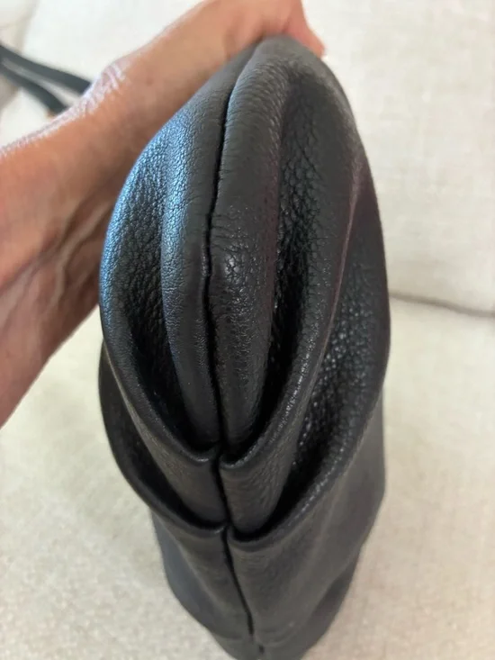 Marc Jacobs EUC Black Leather Classic Q
Percy Crossbody bag. - Picture 5 of 14